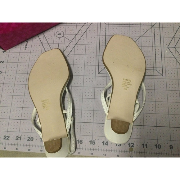 Women's Unbranded Sandals Size 5M White with Red Flower - Picture 3 of 3